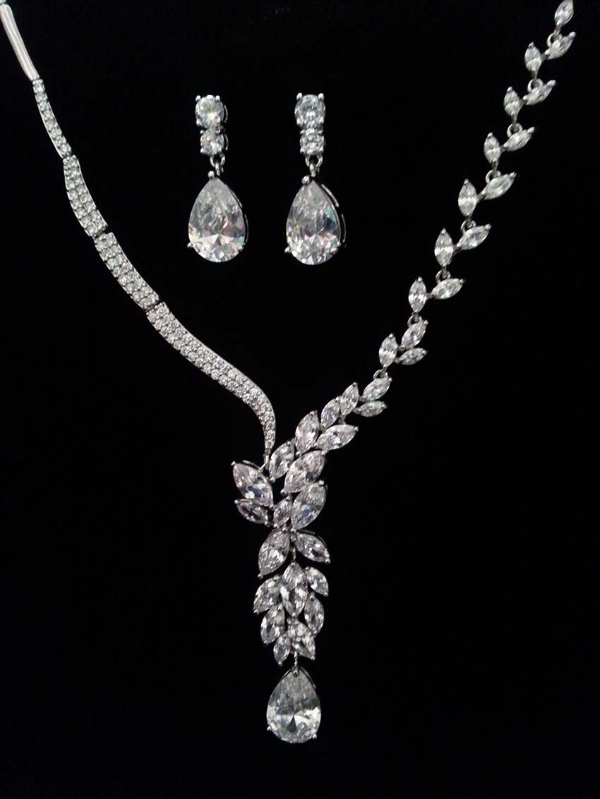 Champetra,Wedding accessories in Lebanon, fashion accessories in Lebanon, head accessories in Lebanon, hair accessories in Lebanon, tiara in Lebanon, wedding necklaces in Lebanon, handmade accessories in Lebanon, wedding jewellery in Lebanon, Lebanon wedding and fashion accessories
