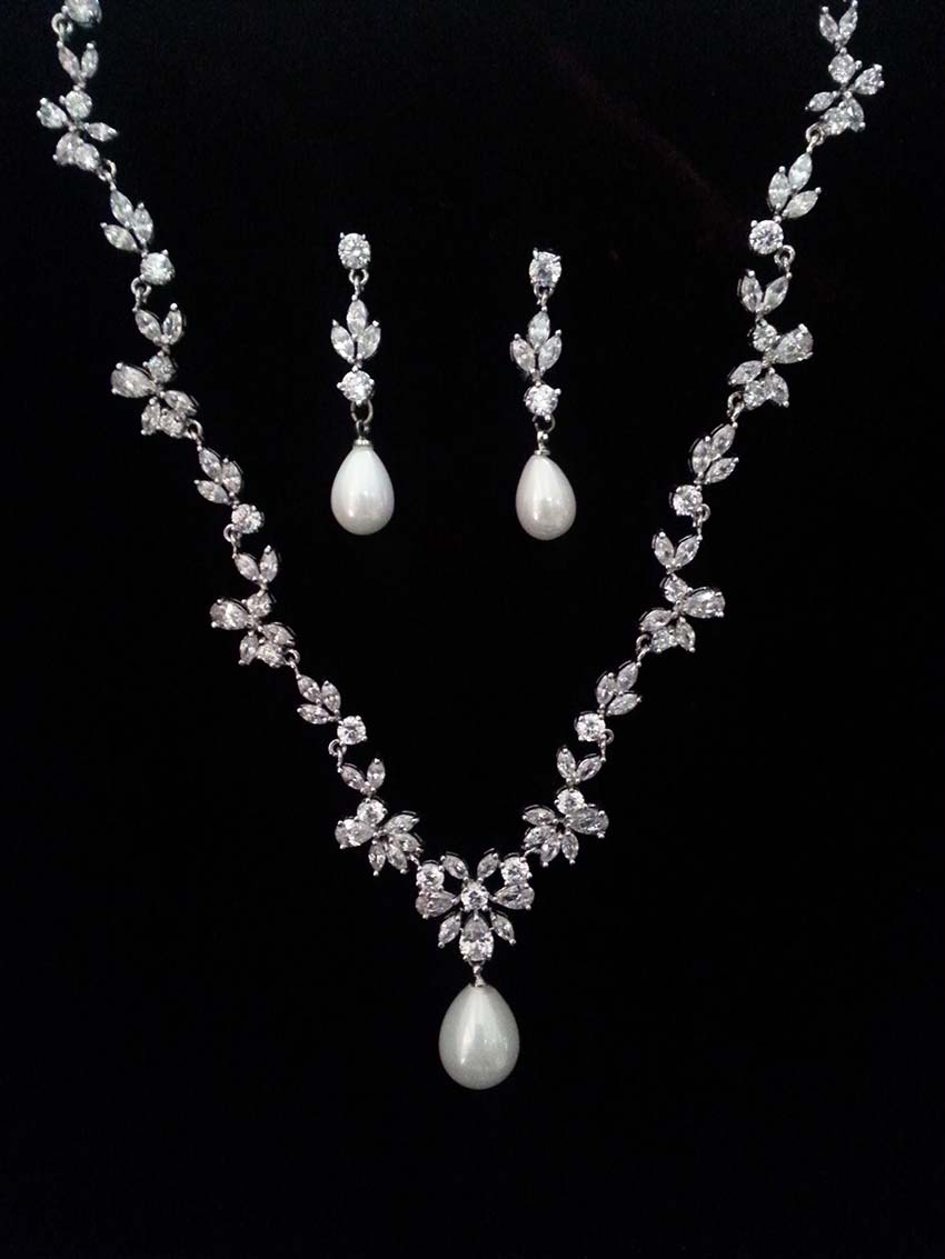 Champetra,Wedding accessories in Lebanon, fashion accessories in Lebanon, head accessories in Lebanon, hair accessories in Lebanon, tiara in Lebanon, wedding necklaces in Lebanon, handmade accessories in Lebanon, wedding jewellery in Lebanon, Lebanon wedding and fashion accessories